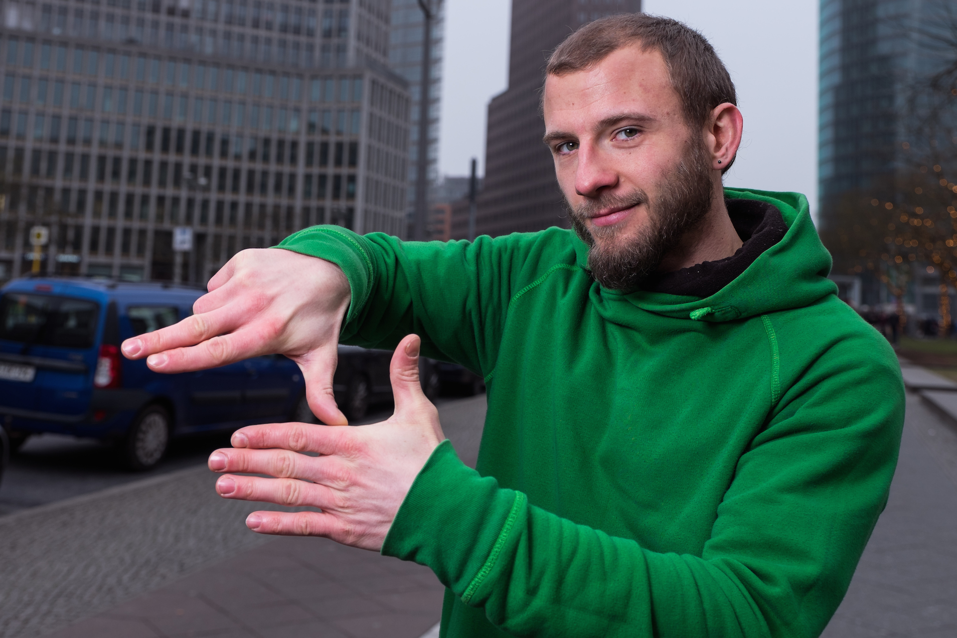Das ist das Gebärdensprachenzeichen für Parkour.